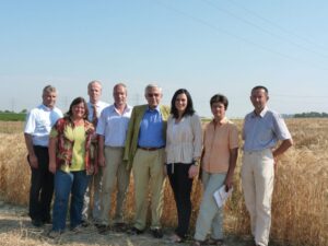 MEP Elisabeth Köstinger at a meeting at a cereal breeding station. From left to right: Johann Blaimauer (chairman deputy VPSÖ), Elisabeth Zechner (cereal breeder) , Garlich v. Essen (ESA), Anton Brandstetter (secretary general VPSÖ), Michael Gohn (chairman VPSÖ), Elisabeth Köstinger (MEP), Franziska Löschenberger (cereal breeder), Johann Birschitzky (chairman deputy VPSÖ)