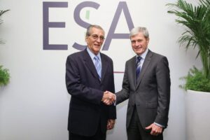 Modesto Fernández Díaz-Silveira (left), co-chair of the Treaty’s Ad Hoc Advisory Committee on the Funding Strategy and Gerard Backx, ESA president.